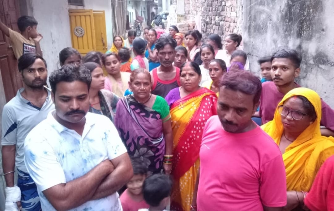 घटनास्थल पर छानबीन के बाद आरोपी को ले जाती पुलिस व मौके पर मौजूद परिजन व स्थानीय लोग। घटनास्थल पर छानबीन के बाद आरोपी को ले जाती पुलिस व मौके पर मौजूद परिजन व स्थानीय लोग।