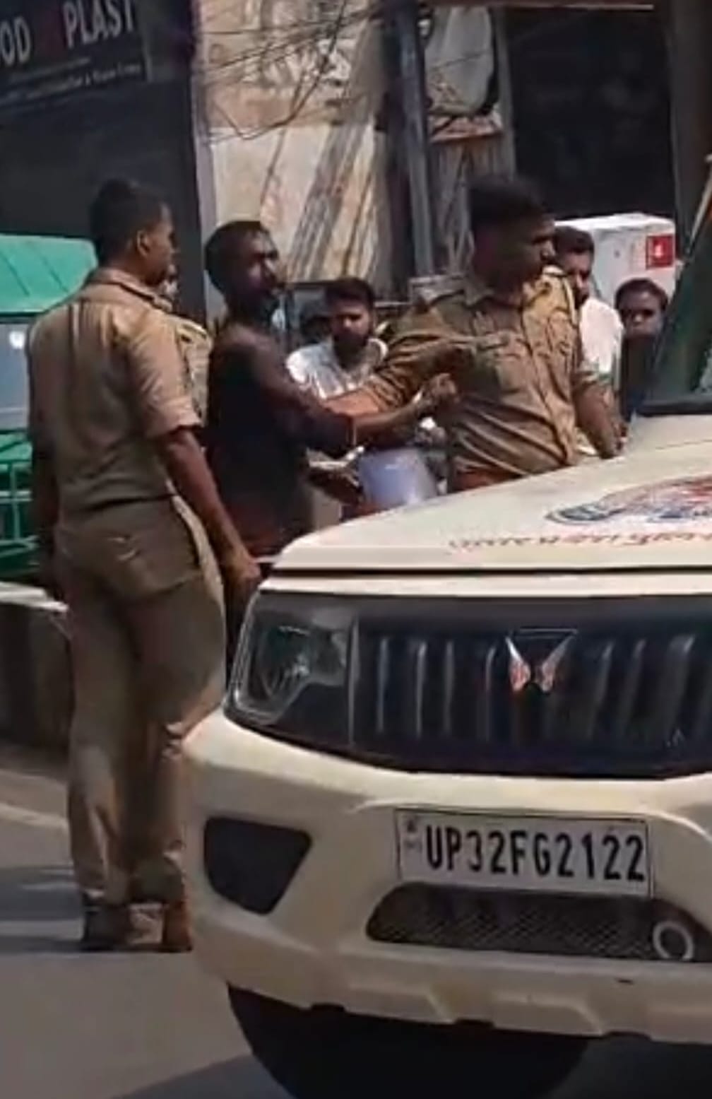 घटनास्थल पर छानबीन के बाद आरोपी को ले जाती पुलिस व मौके पर मौजूद परिजन व स्थानीय लोग। घटनास्थल पर छानबीन के बाद आरोपी को ले जाती पुलिस व मौके पर मौजूद परिजन व स्थानीय लोग।