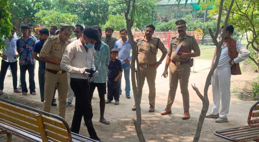 घटनास्थल पर छानबीन के बाद आरोपी को ले जाती पुलिस व मौके पर मौजूद परिजन व स्थानीय लोग। घटनास्थल पर छानबीन के बाद आरोपी को ले जाती पुलिस व मौके पर मौजूद परिजन व स्थानीय लोग।