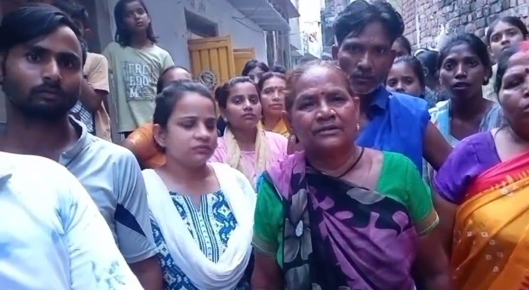घटनास्थल पर छानबीन के बाद आरोपी को ले जाती पुलिस व मौके पर मौजूद परिजन व स्थानीय लोग। घटनास्थल पर छानबीन के बाद आरोपी को ले जाती पुलिस व मौके पर मौजूद परिजन व स्थानीय लोग।