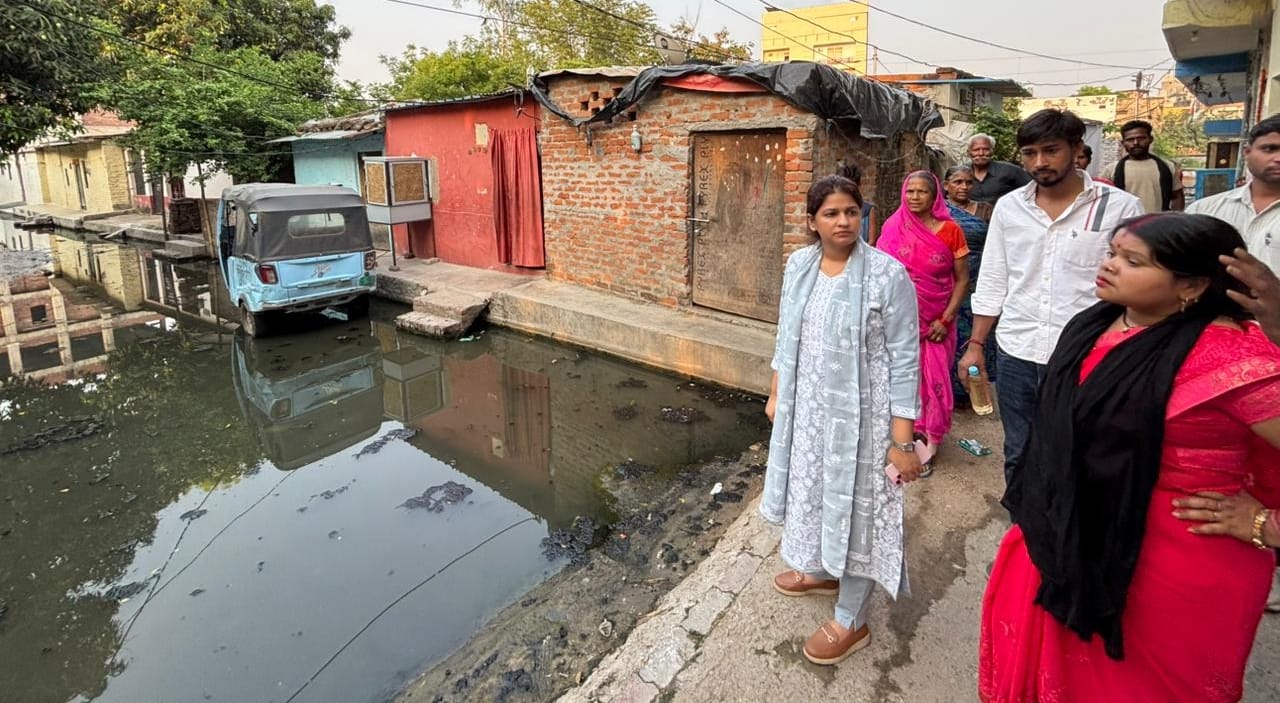 इलाके की हुई सफाई और मौके पर पहुंची सपा प्रवक्ता। इलाके की हुई सफाई और मौके पर पहुंची सपा प्रवक्ता।