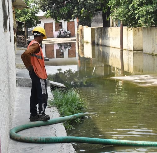 इलाके की हुई सफाई और मौके पर पहुंची सपा प्रवक्ता। इलाके की हुई सफाई और मौके पर पहुंची सपा प्रवक्ता।