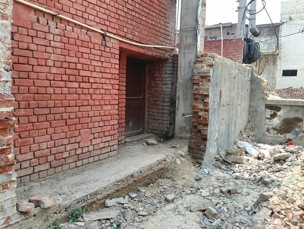 इसी दरवाजे के कुंडे को तोड़कर निकले थे चारों बच्चे। संवाद