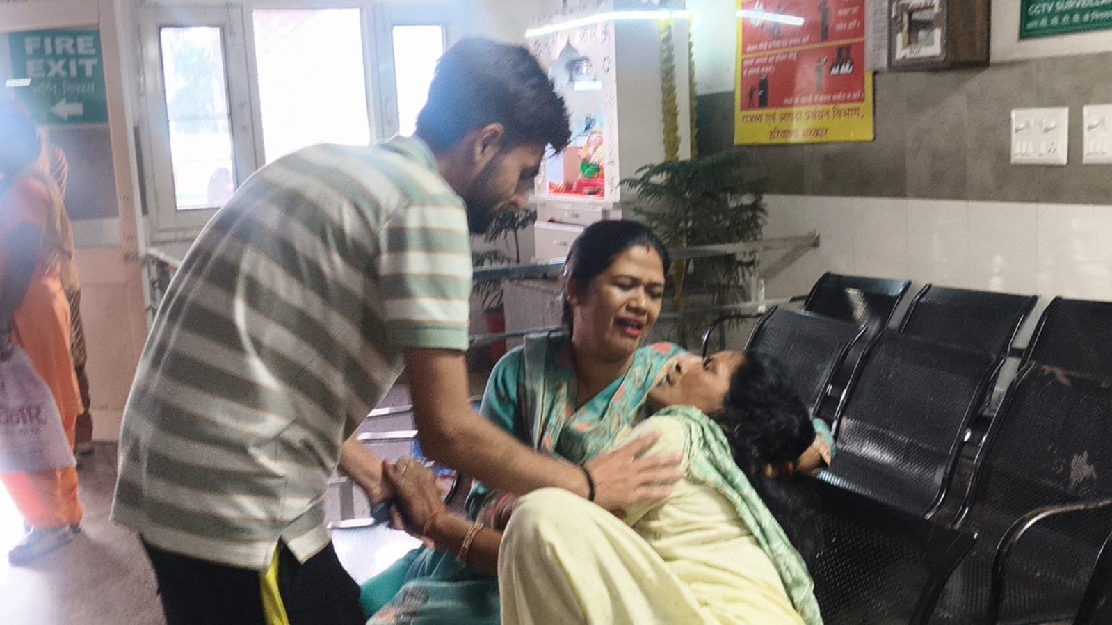 जिला अस्पताल में विलाप करते मृतका खुशबू व पूजा के परिजन। संवाद