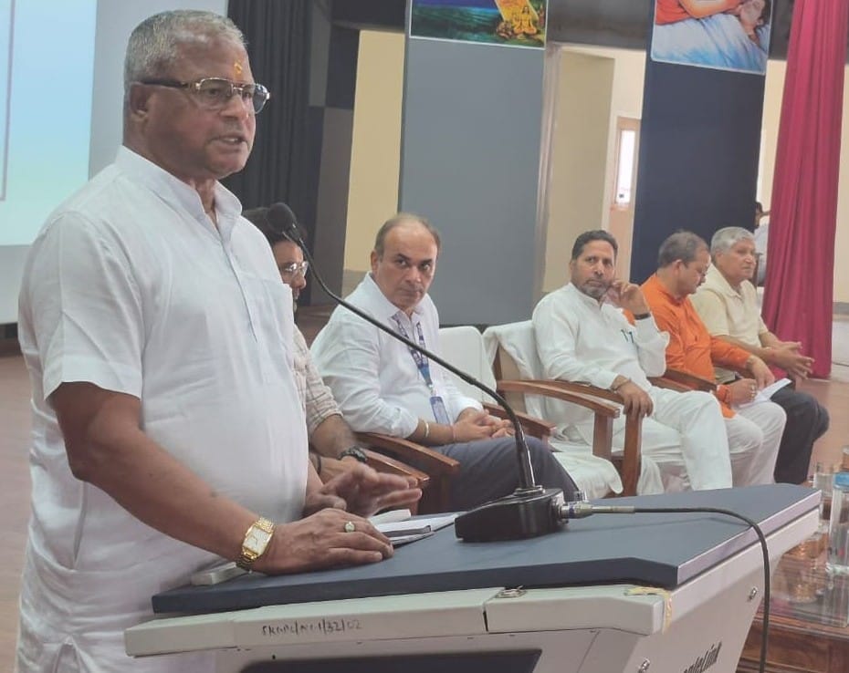 कुरुक्षेत्र। आयुष विवि में संबोधित करते मुख्य वक्ता डॉ वार्ष्णेय। विज्ञप्ति