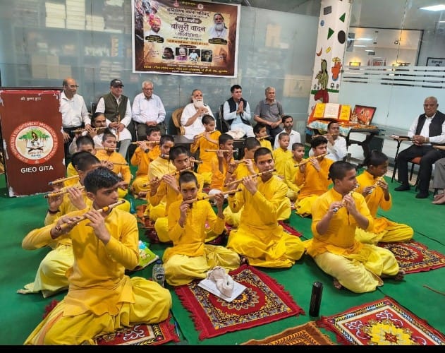 कुरुक्षेत्र। गीता ज्ञान संस्थानम में बांसुरी वादन कार्यशाला में बांसुरी वादन का अभ्यास करते प्र