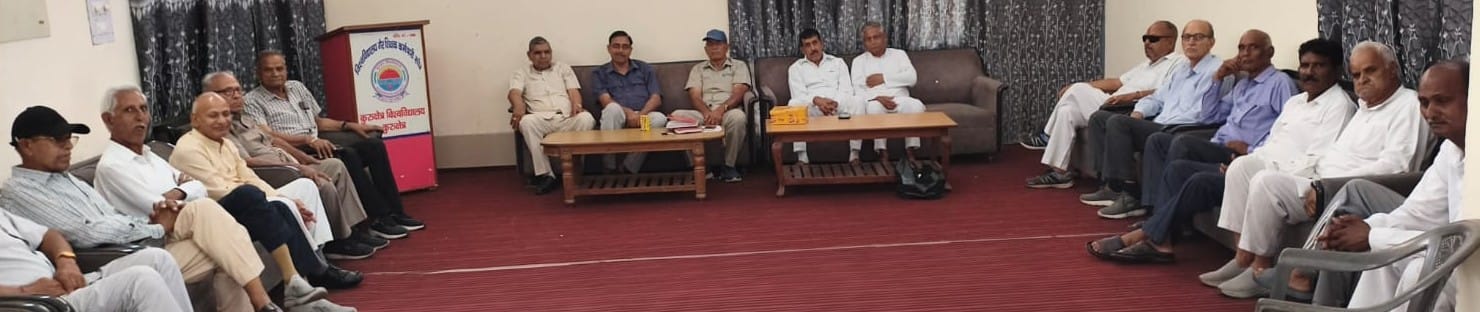 कुरुक्षेत्र। केयू नॉन टीचिंग क्लब में रैफर स्लिप के संदर्भ में बैठक करते पेंशनर्स। स्वयं