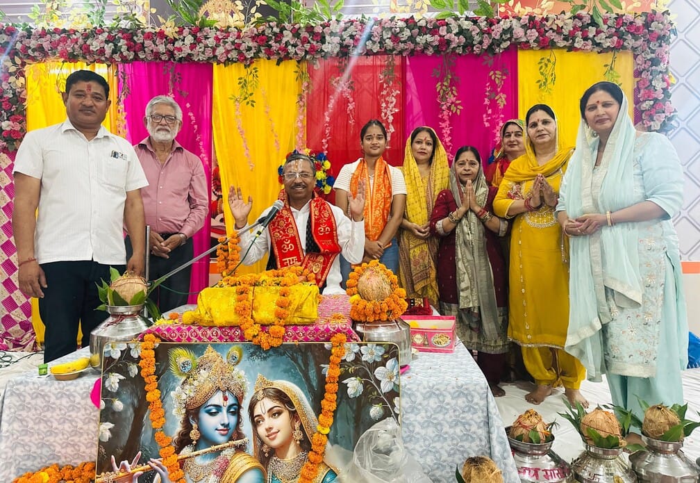 कुरुक्षेत्र। सेक्टर-8 में कथा के दौरान मंच पर आशीर्वाद लेने पहुंचे श्रद्धालु। स्वयं