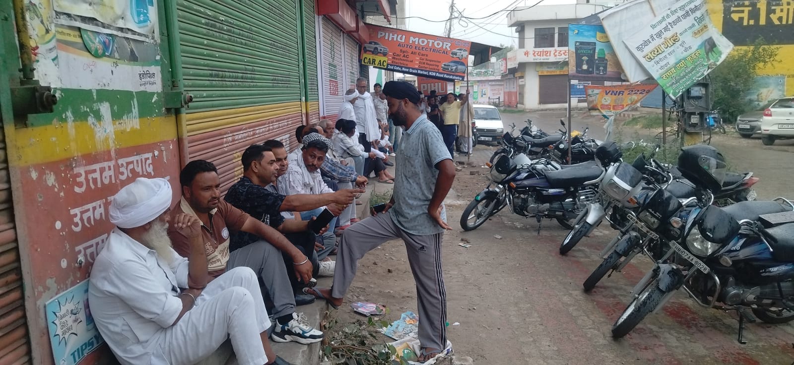 कुरुक्षेत्र। धान का बीज लेने के लिए दुकान खुलने से घंटों पहले लाइन में लगे किसान। संवाद 