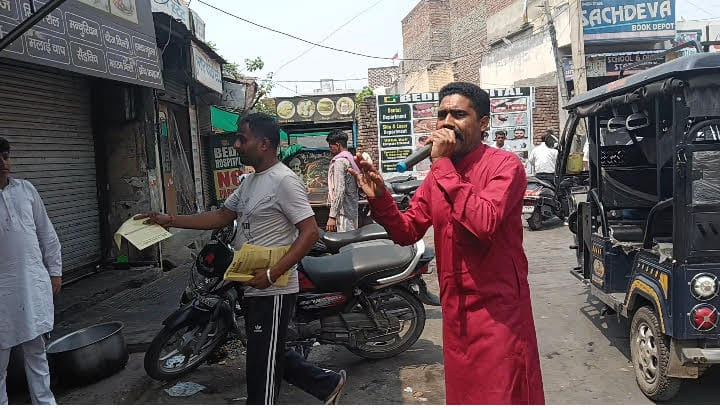 करनाल रोड पर लगे कचरे के ढेर के पास से मुंह ढक कर गुजरती छात्राएं। संवाद