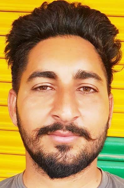 खुटार के इफको किसान सेवा केंद्र पर यूरिया लेने को लगी भीड़। संवाद