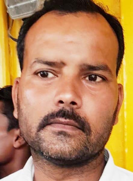 खुटार के इफको किसान सेवा केंद्र पर यूरिया लेने को लगी भीड़। संवाद