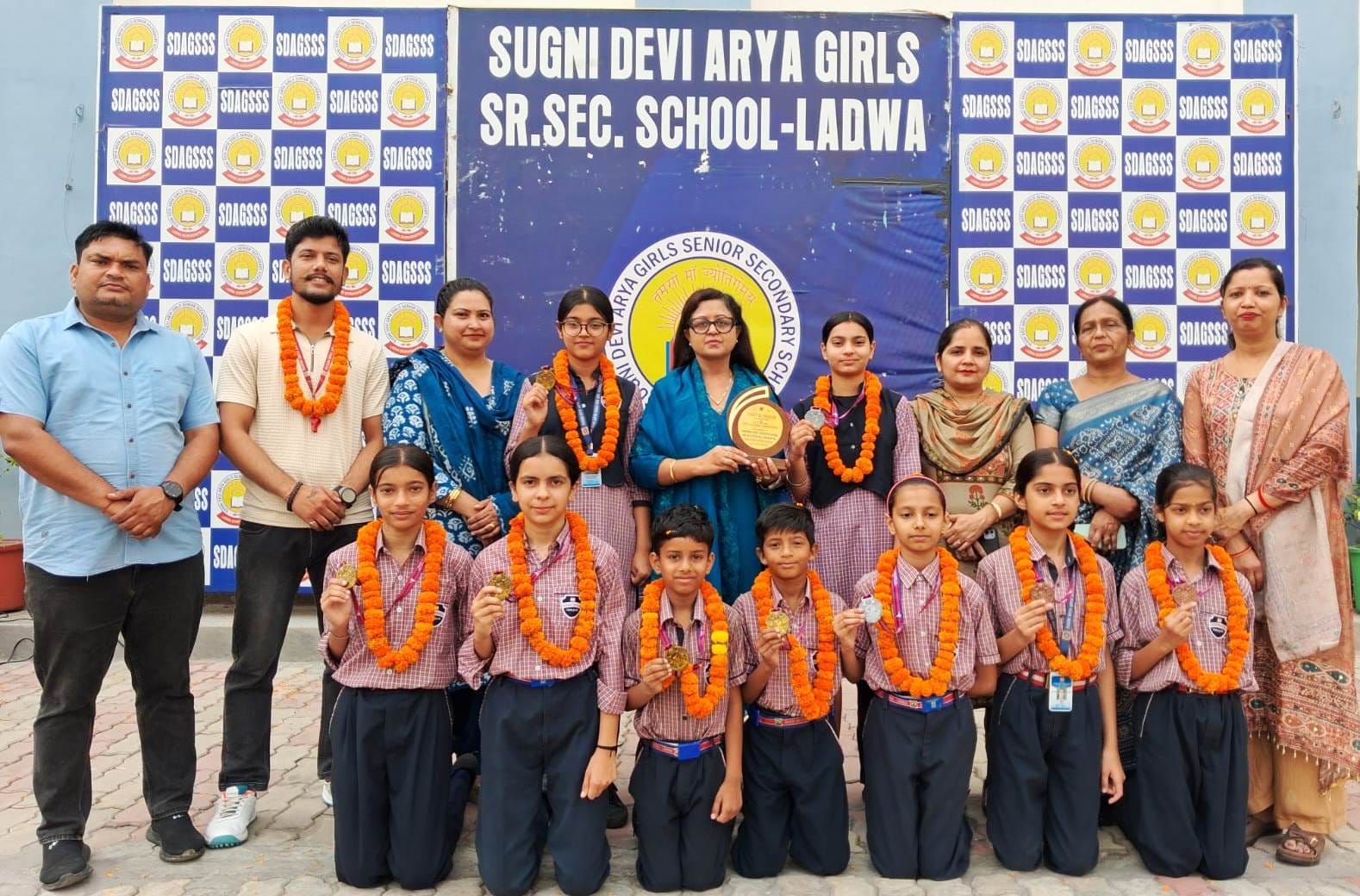 लाडवा। स्कूल पहुंचने पर खिलाड़ियों का स्वागत करते प्राचार्य पूजा छाबड़ा व अन्य। लाडवा। स्कूल पहुंचने पर खिलाड़ियों का स्वागत करते प्राचार्य पूजा छाबड़ा व अन्य।