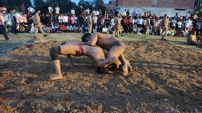 लखीमपुर की महिला पहलवान अनन्या को सम्मानित करते हुए अतिथि। संवाद