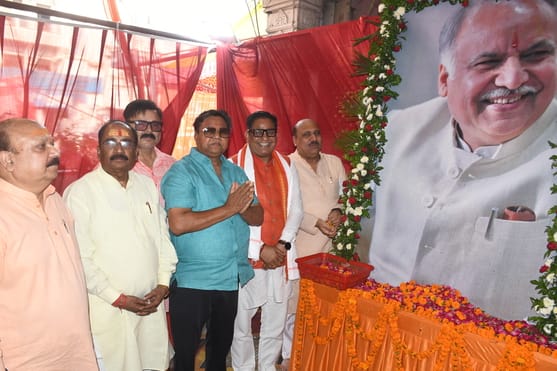 मंदिरों से लेकर भंडारों तक उमड़ा भक्तिभाव