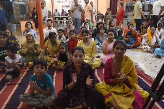 मंदिरों से लेकर भंडारों तक उमड़ा भक्तिभाव