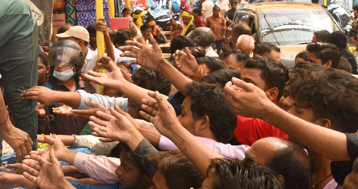 मंदिरों से लेकर भंडारों तक उमड़ा भक्तिभाव