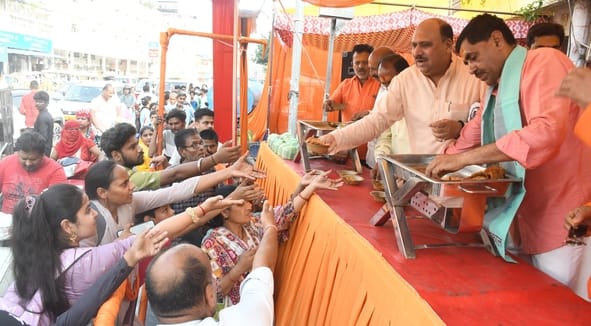 मंदिरों से लेकर भंडारों तक उमड़ा भक्तिभाव