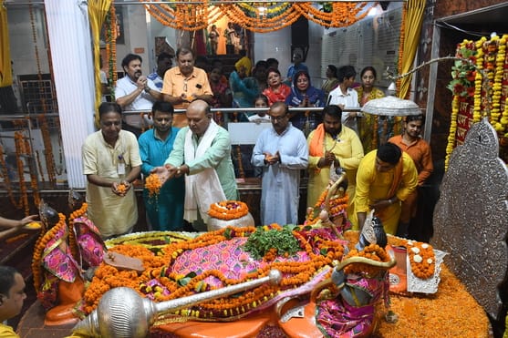 मंदिरों से लेकर भंडारों तक उमड़ा भक्तिभाव