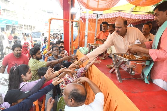 मंदिरों से लेकर भंडारों तक उमड़ा भक्तिभाव