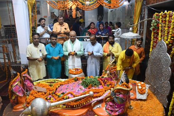 मंदिरों से लेकर भंडारों तक उमड़ा भक्तिभाव