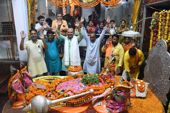 मंदिरों से लेकर भंडारों तक उमड़ा भक्तिभाव