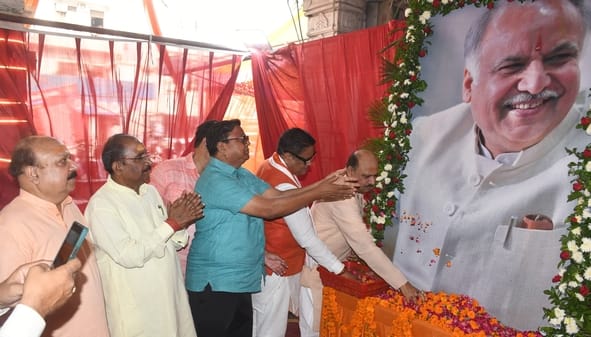 मंदिरों से लेकर भंडारों तक उमड़ा भक्तिभाव