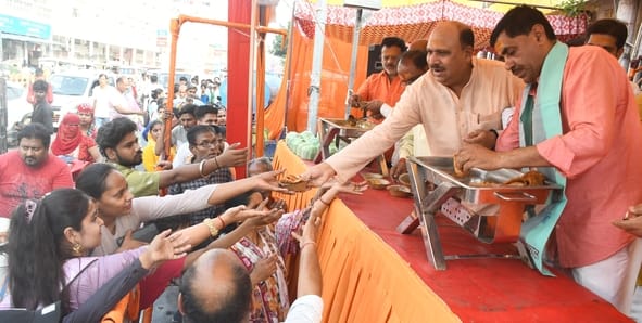 मंदिरों से लेकर भंडारों तक उमड़ा भक्तिभाव