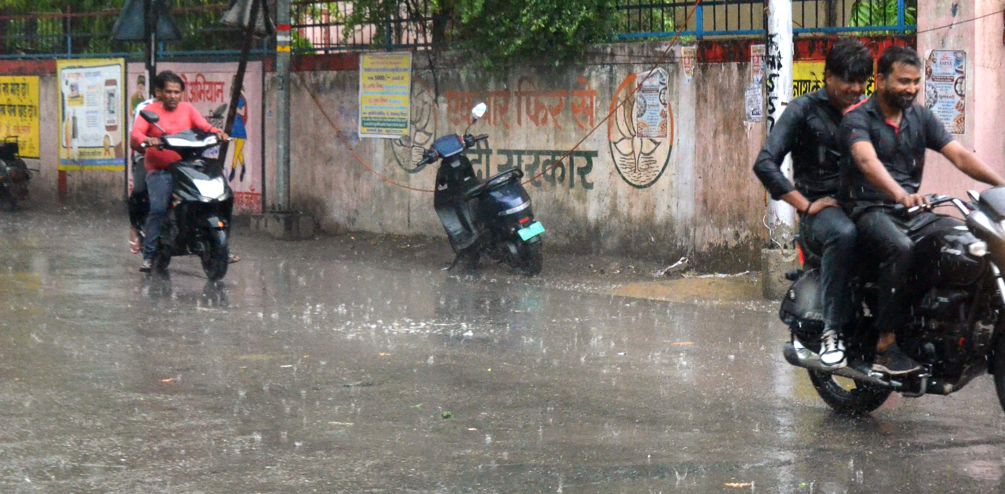निगोही में बिलसंडा मार्ग पर ग्राम भटियुरा पृथ्वीपुर के पास तेज आंधी से टूटकर टैंकर पर गिरा पेड़
