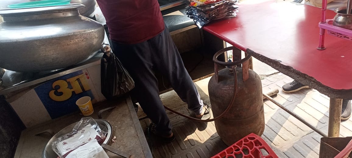 पडरौना शहर के रामकोला रोड स्थित एक दुकान पर घरेलू गैस सिलेंडर का उपयोग करते दुकानदार। संवाद
