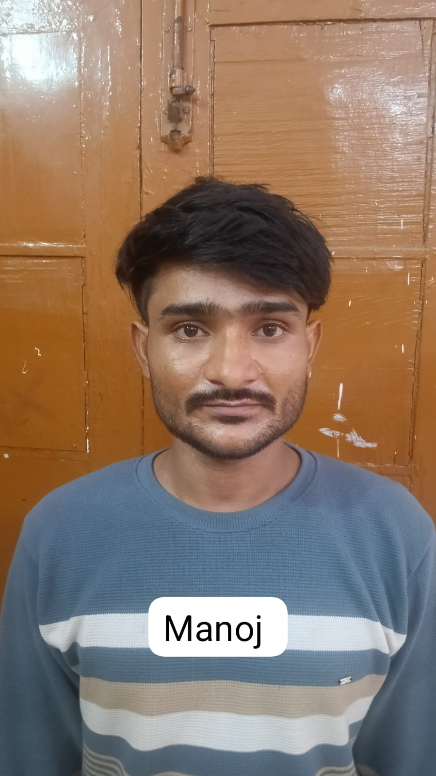 पुलिस की गिरफ्त में आरोपी। पुलिस की गिरफ्त में आरोपी।