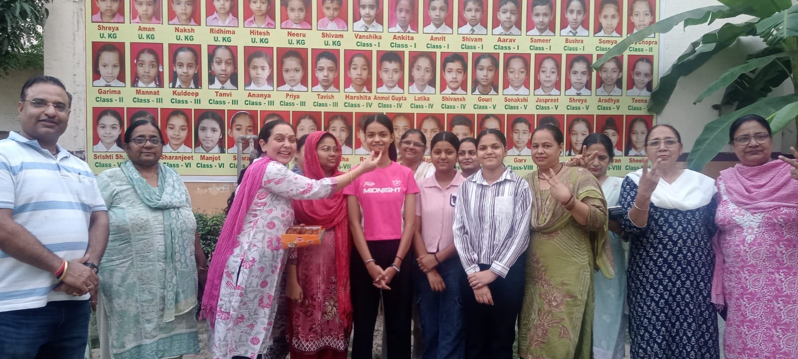 प्रदेश में दूसरा स्थान आने पर कामाक्षी को मिठाई खिलाते माता-पिता। संवाद