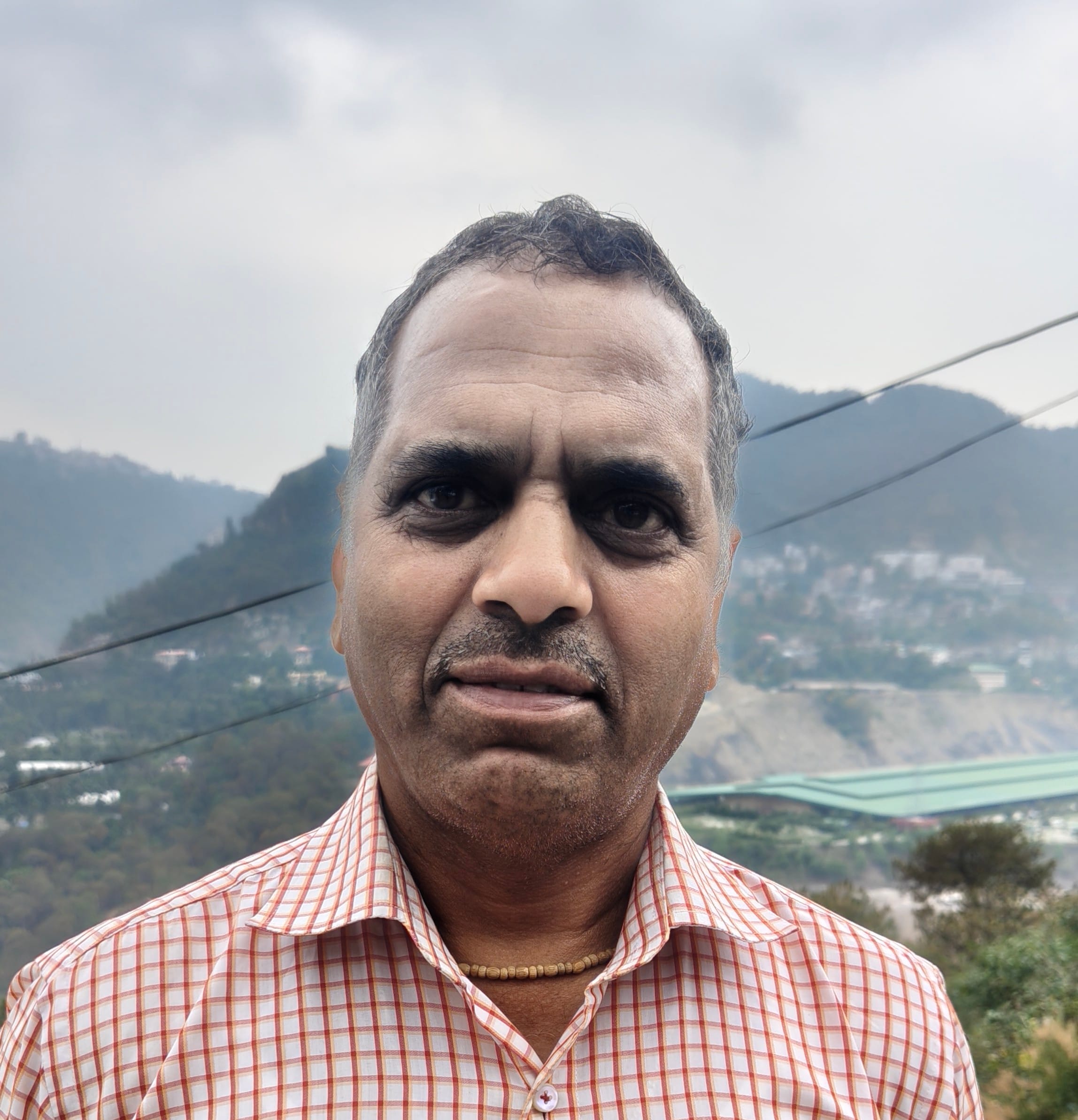 सोलन के खुंडीधार में गैस सिलिंडर लेने के लिए उमड़ी लोगों की भीड़। संवाद