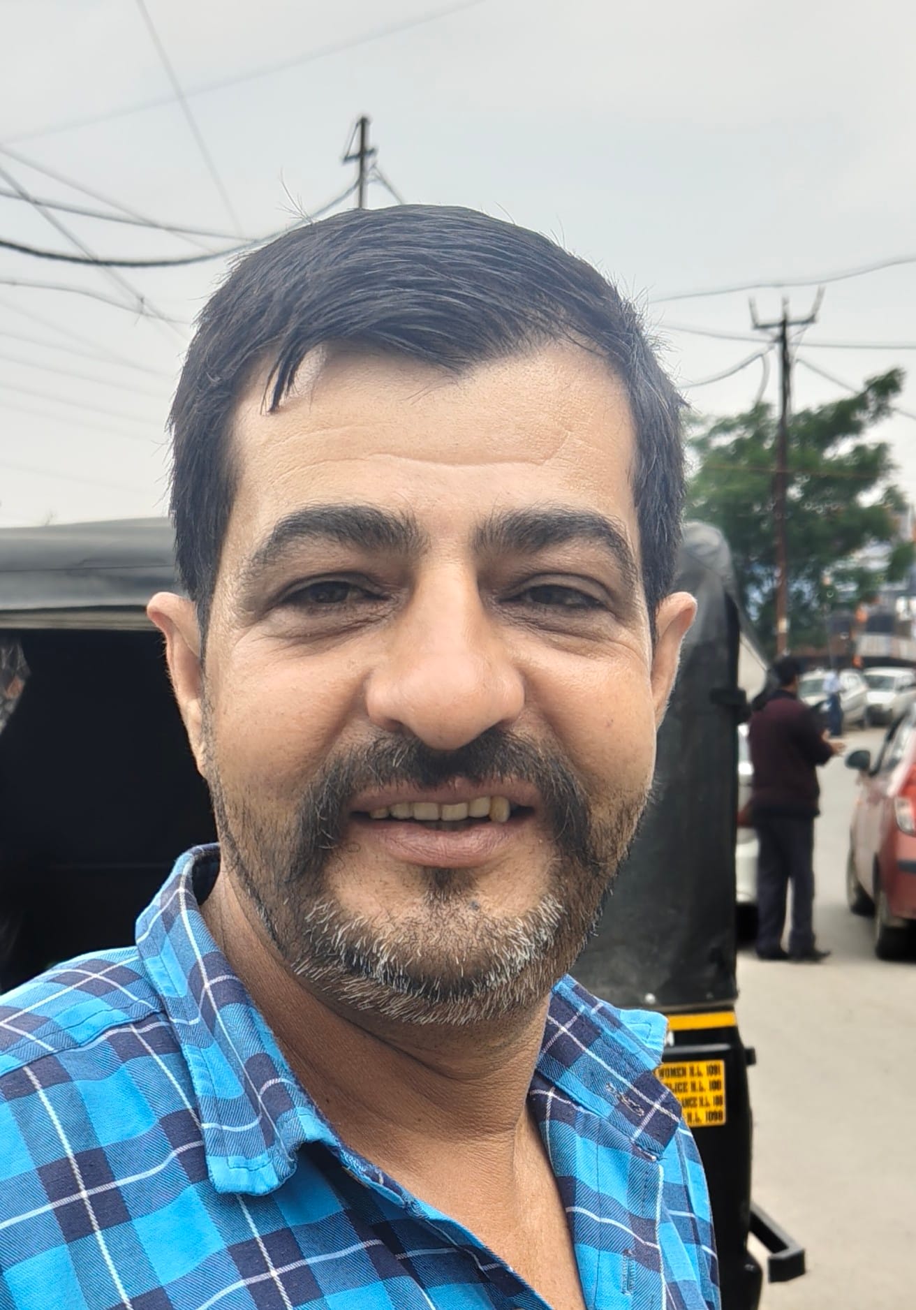 सोलन के खुंडीधार में गैस सिलिंडर लेने के लिए उमड़ी लोगों की भीड़। संवाद