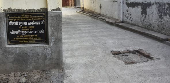 सड़क के लिए प्रदर्शन करते स्थानीय लोग।