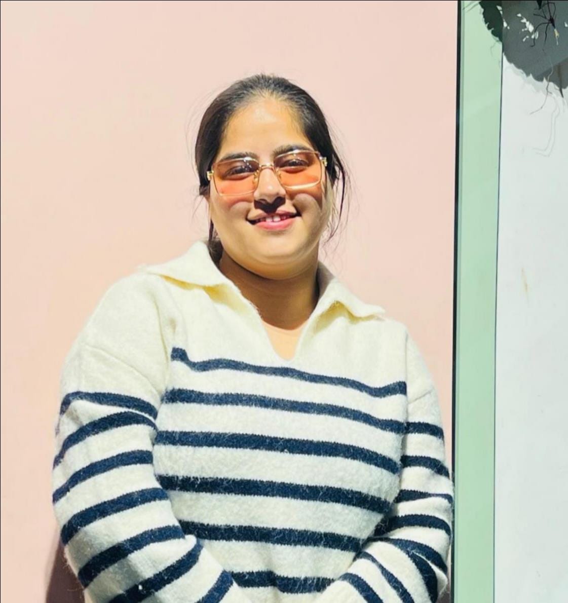 शांति फाउंडेशन से मिली पाठ्य सामग्री दिखाते विद्यार्थी। स्वयं शांति फाउंडेशन से मिली पाठ्य सामग्री दिखाते विद्यार्थी। स्वयं