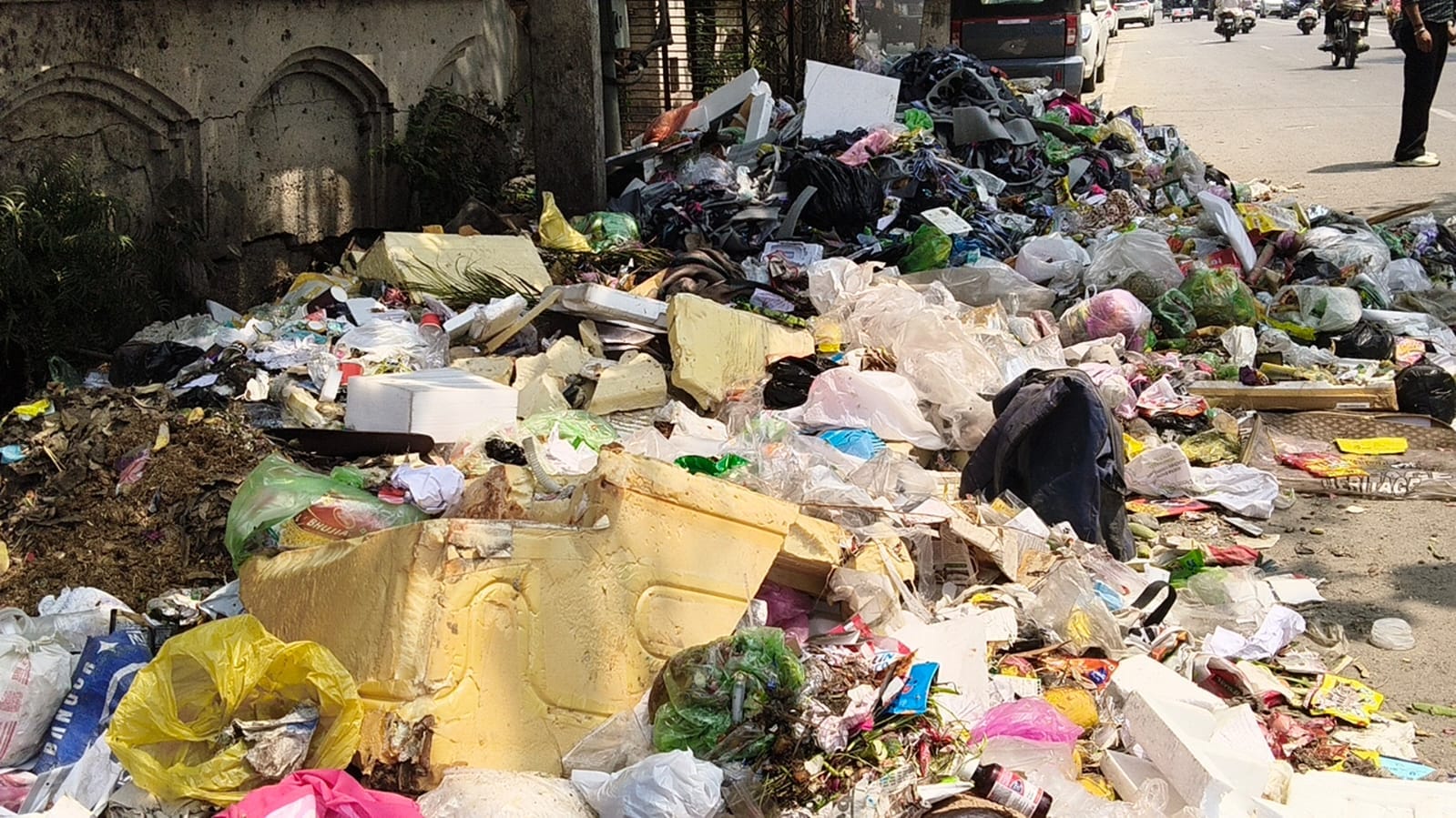 तेजली खेल परिसर के बाहर लगे कचरे के ढेर। संवाद