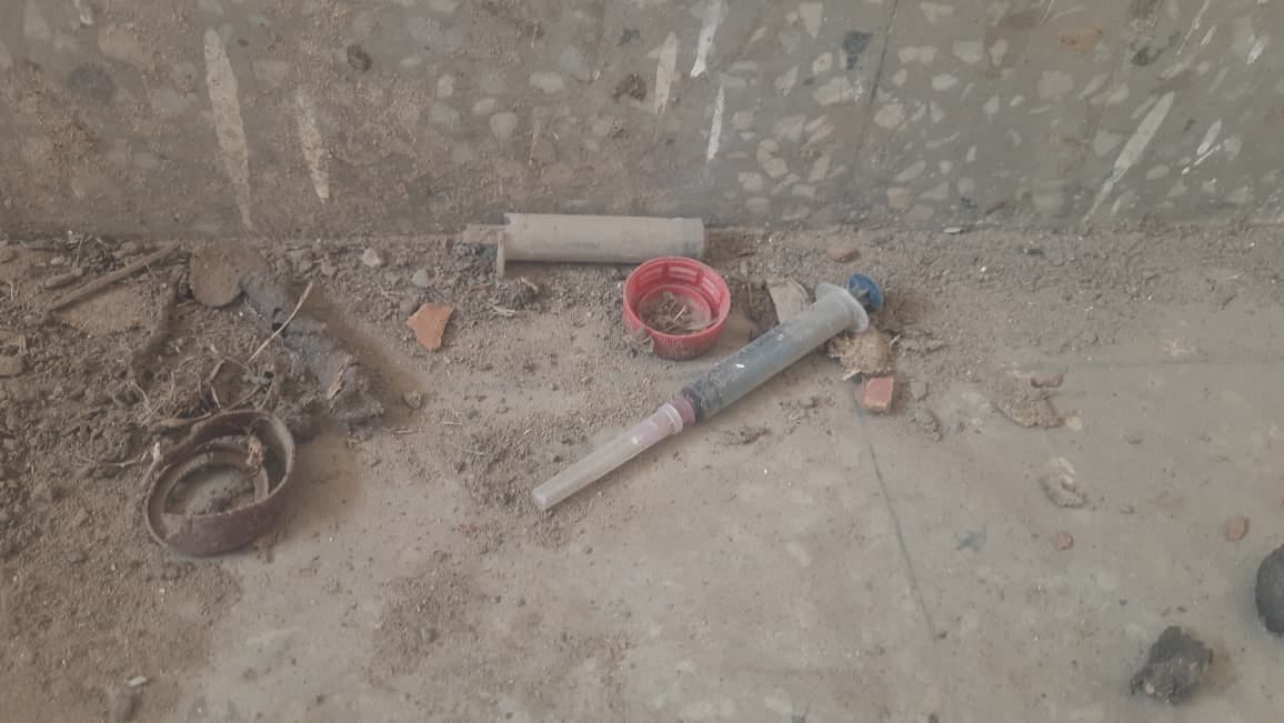 तेजली खेल परिसर में टूटे पड़े डस्टबिन। संवाद