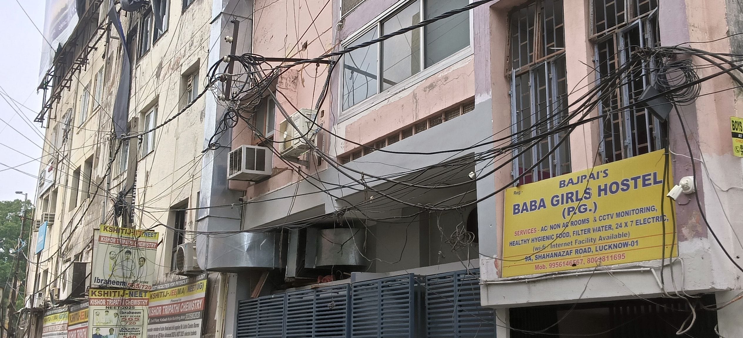 तारों के मकड़जाल के बीच कोचिंग संस्थानों में आग बुझाने का सही इंतजाम नहीं मिला।
