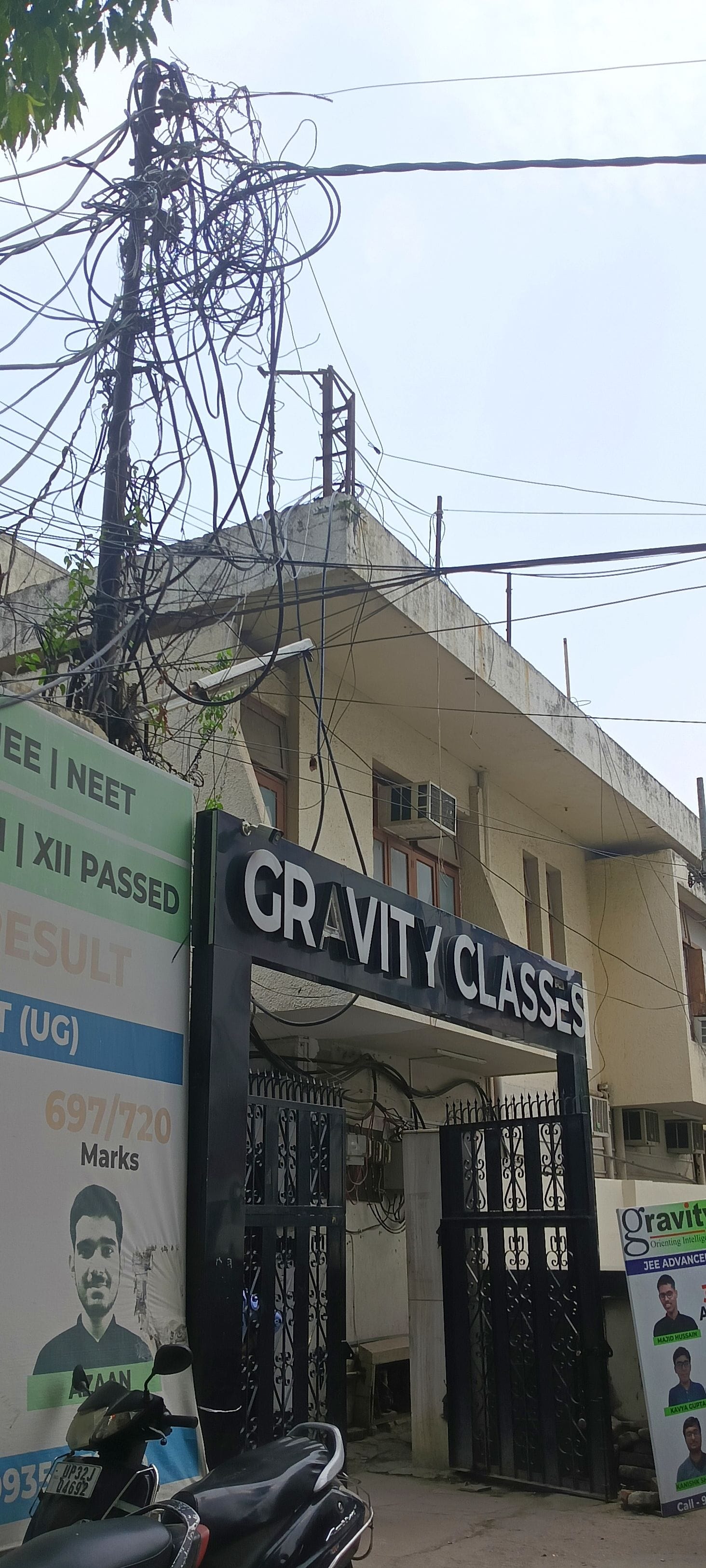 तारों के मकड़जाल के बीच कोचिंग संस्थानों में आग बुझाने का सही इंतजाम नहीं मिला।