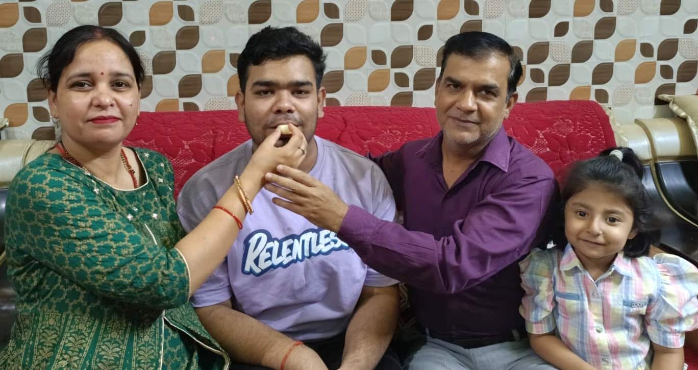 12वीं का रिजल्ट आने के बाद दून इंटरनेशनल स्कूल में खुशी मनाते छात्र-छात्राएं। स्रोत : विद्यालय 12वीं का रिजल्ट आने के बाद दून इंटरनेशनल स्कूल में खुशी मनाते छात्र-छात्राएं। स्रोत : विद्यालय