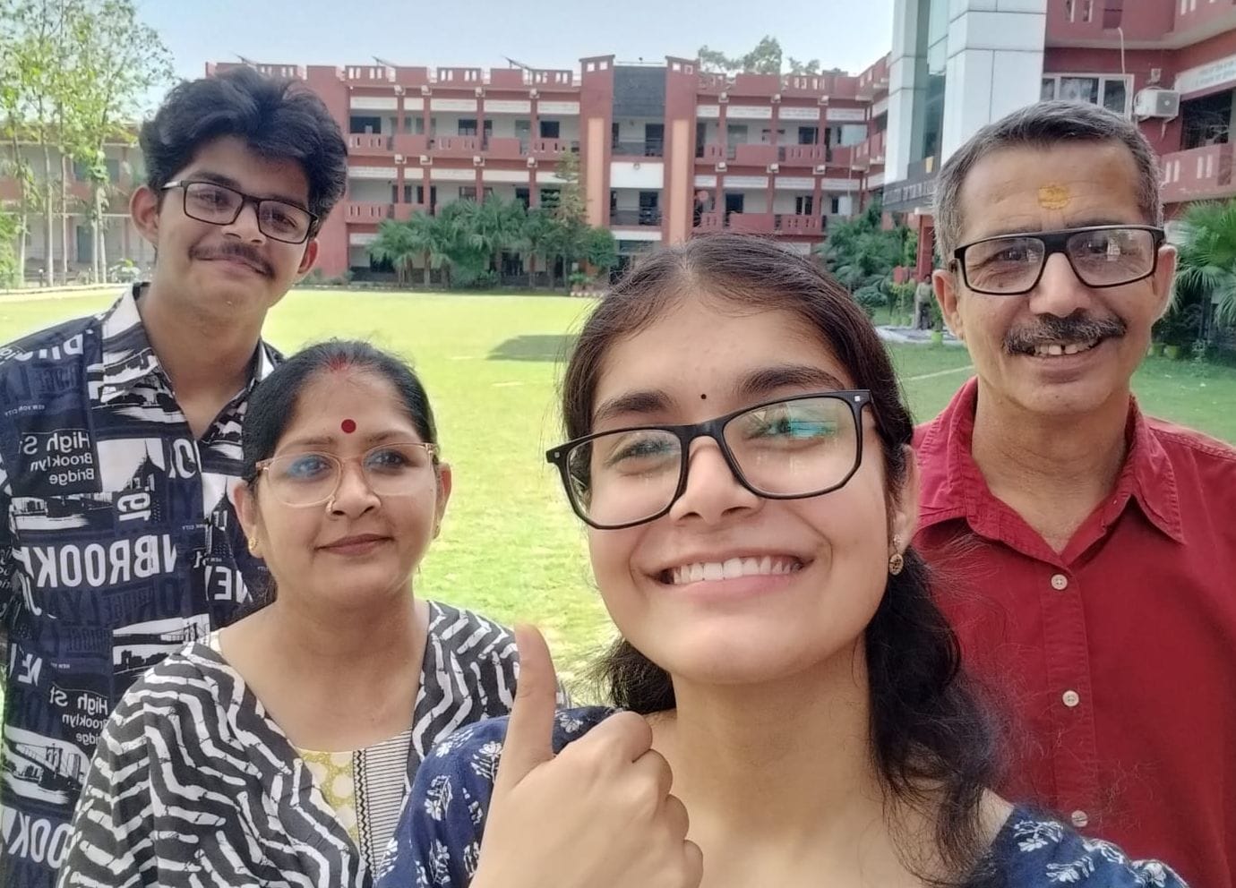 12वीं का रिजल्ट आने के बाद दून इंटरनेशनल स्कूल में खुशी मनाते छात्र-छात्राएं। स्रोत : विद्यालय 12वीं का रिजल्ट आने के बाद दून इंटरनेशनल स्कूल में खुशी मनाते छात्र-छात्राएं। स्रोत : विद्यालय