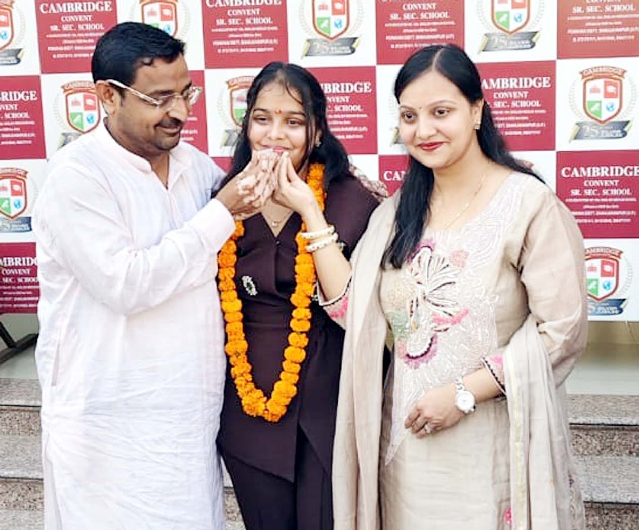 12वीं का रिजल्ट आने के बाद दून इंटरनेशनल स्कूल में खुशी मनाते छात्र-छात्राएं। स्रोत : विद्यालय 12वीं का रिजल्ट आने के बाद दून इंटरनेशनल स्कूल में खुशी मनाते छात्र-छात्राएं। स्रोत : विद्यालय