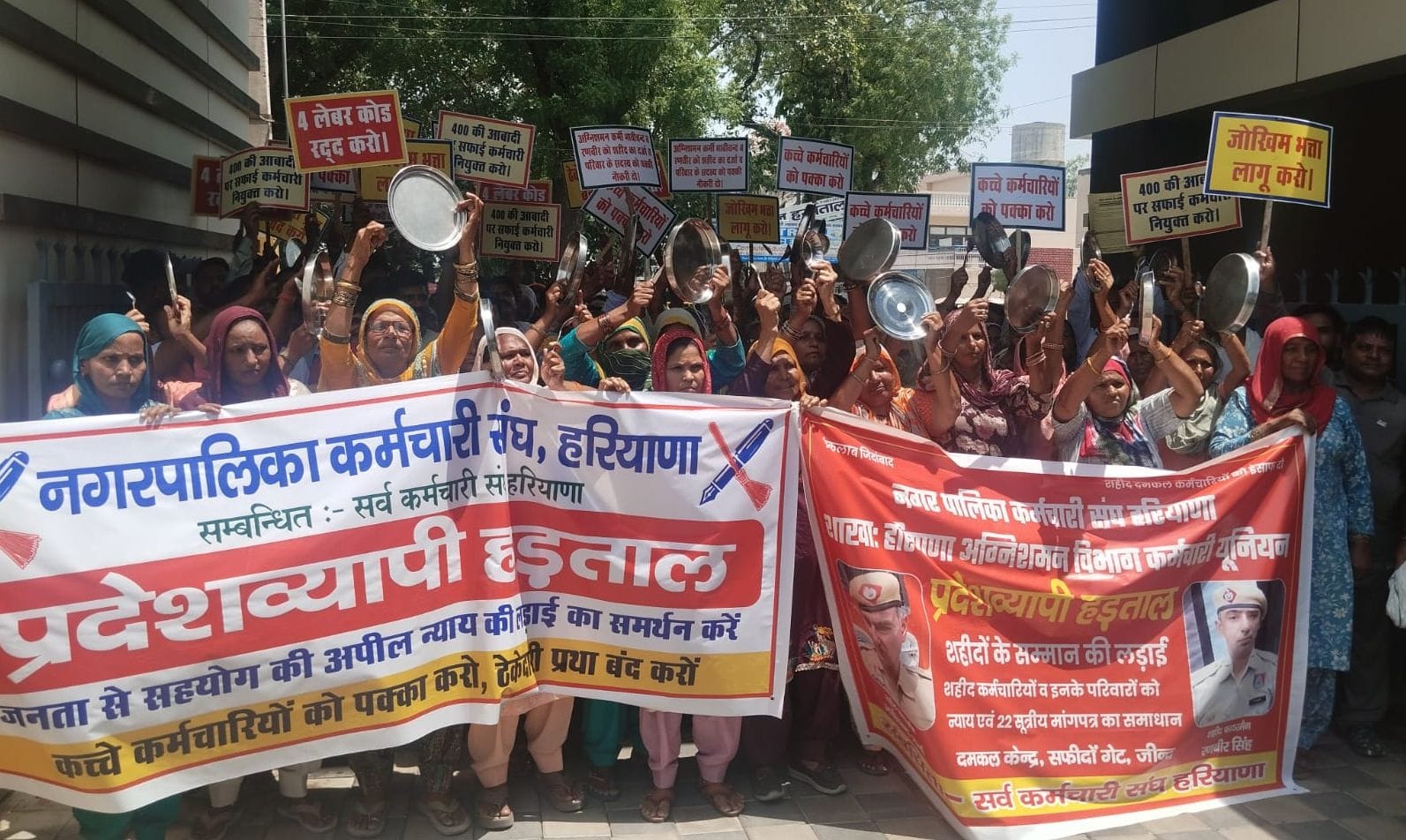 13जेएनडी46: सीवरेज जाम होने से रात के समय सफीदों गेट पर भरे पानी से गुजरते वाहन। संवाद 13जेएनडी46: सीवरेज जाम होने से रात के समय सफीदों गेट पर भरे पानी से गुजरते वाहन। संवाद
