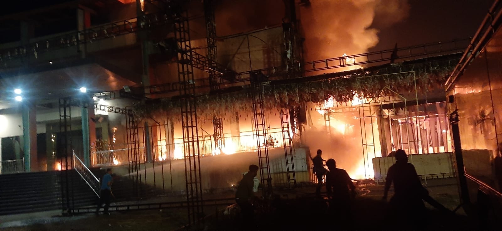 अंबाला के मिट्ठापुर के निकट लक्की फार्म में आग के बाद जली कुर्सियां व अन्य सामान: स्वयं