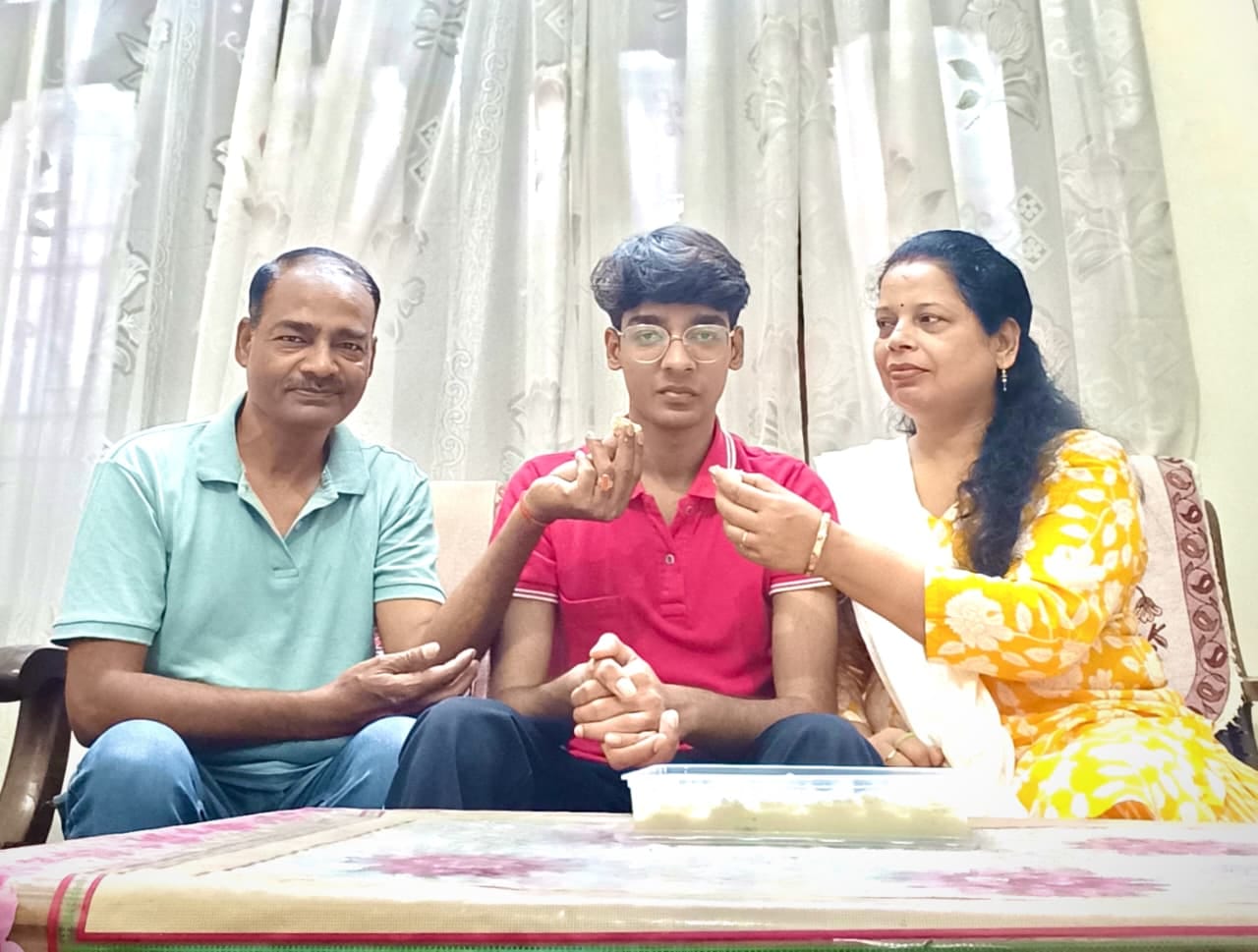 अपने परिवार के साथ जिला टॉपर वंशिका। स्रोत स्वयं