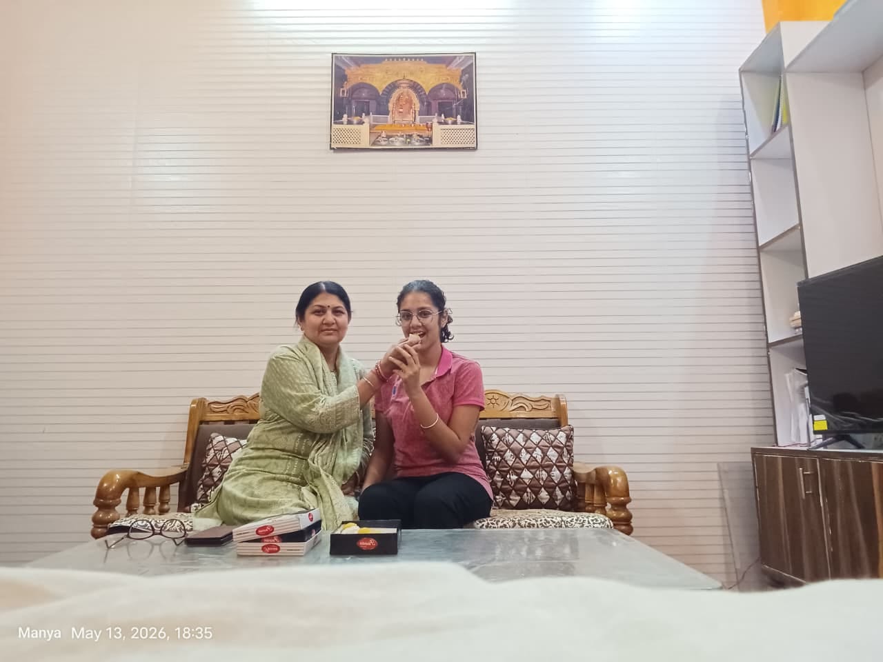 अपने परिवार के साथ जिला टॉपर वंशिका। स्रोत स्वयं