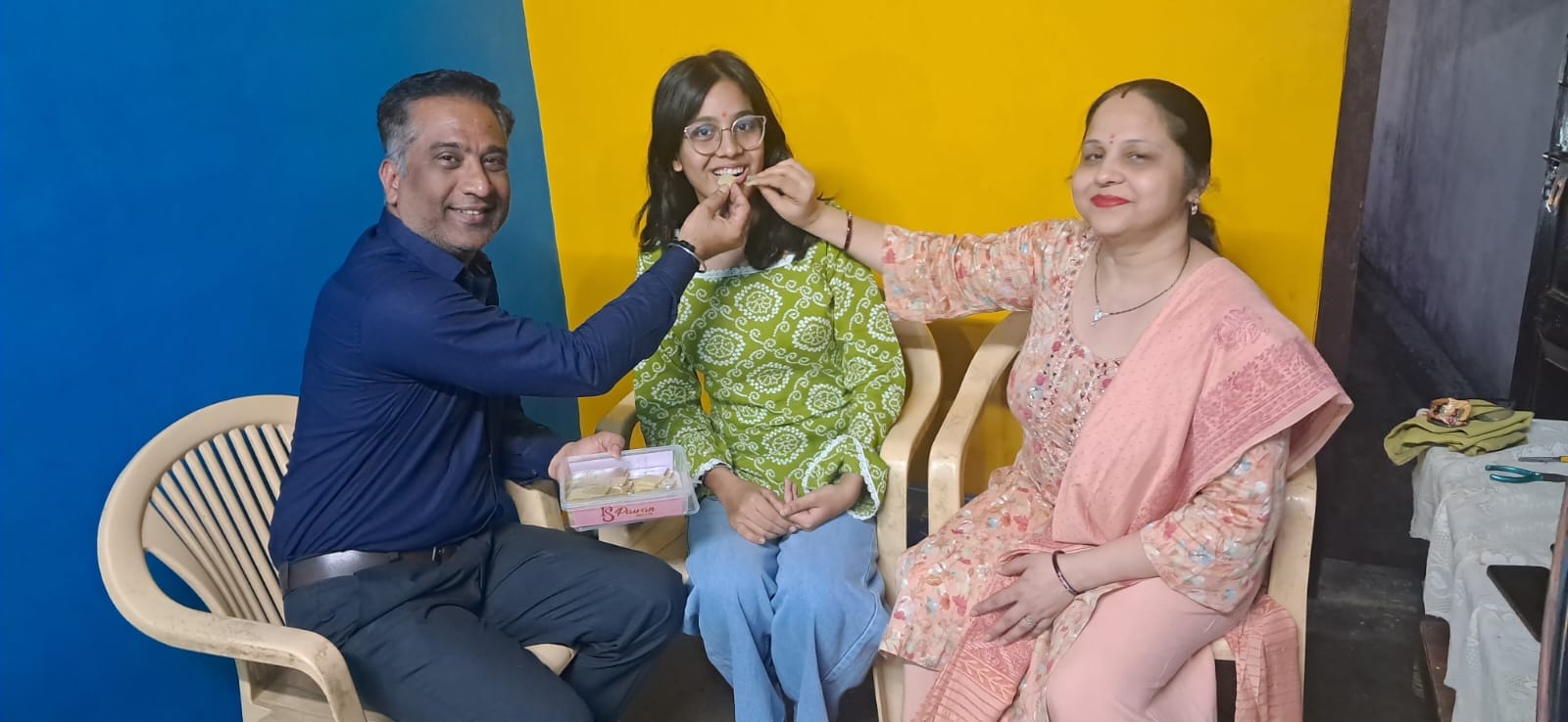 अपने परिवार के साथ जिला टॉपर वंशिका। स्रोत स्वयं