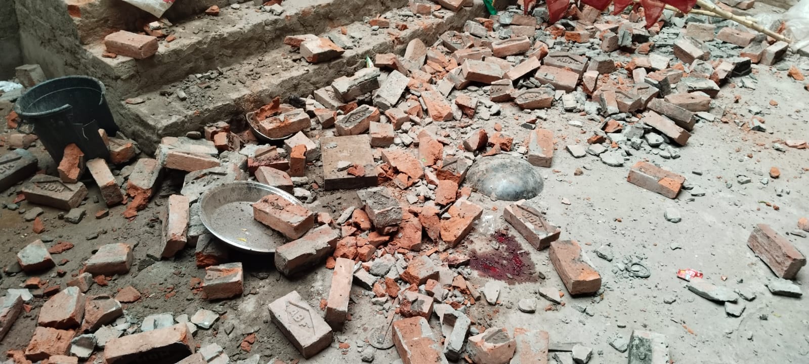 भरवारी मूरतगंज मार्ग के रोही में गिरा पेड़ व बिजली का खंभा। संवाद