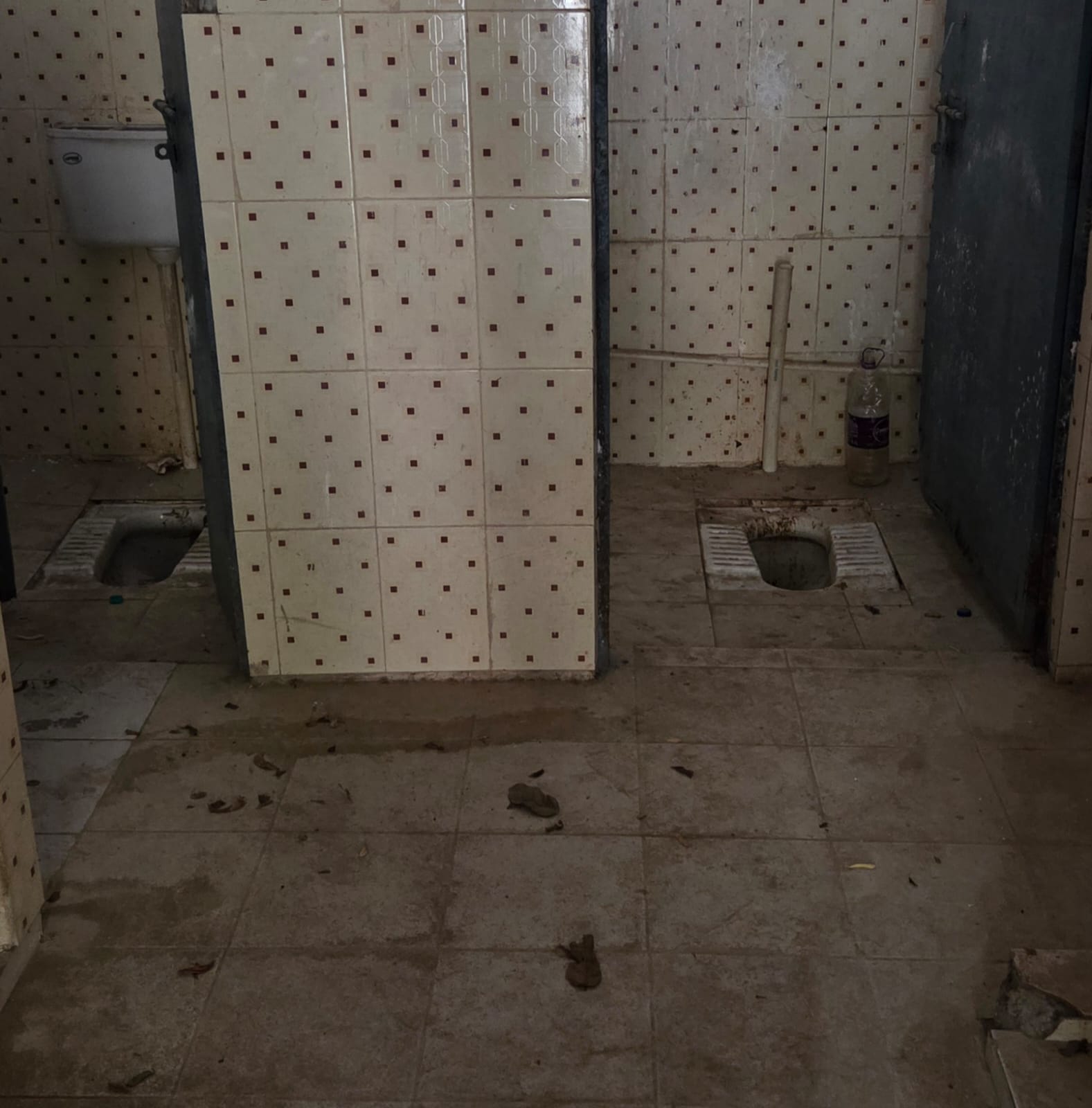 बारा तहसील मुख्यालय पर पानी के अभाव में साफ सफाई नहीं होने से अनुपयोगी शौचालय बारा तहसील मुख्यालय पर पानी के अभाव में साफ सफाई नहीं होने से अनुपयोगी शौचालय